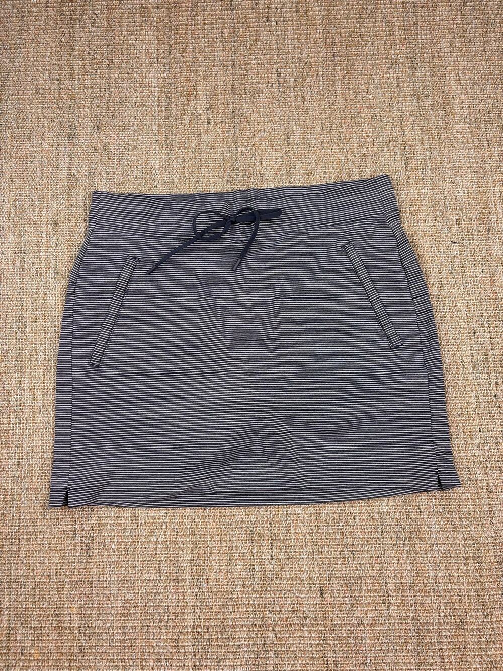 🏃 Athleta Striped Skort | Size S | Charcoal/Light Gray